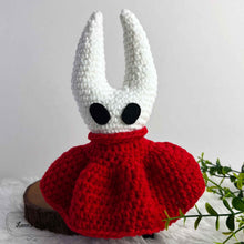 โหลดรูปภาพลงในเครื่องมือใช้ดูของ Gallery hollow knight silksong crochet plushie