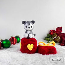 โหลดรูปภาพลงในเครื่องมือใช้ดูของ Gallery Christmas husky reversible amigurumi crochet doll pattern